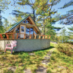 Guest cabin at Severn cottage with log styling