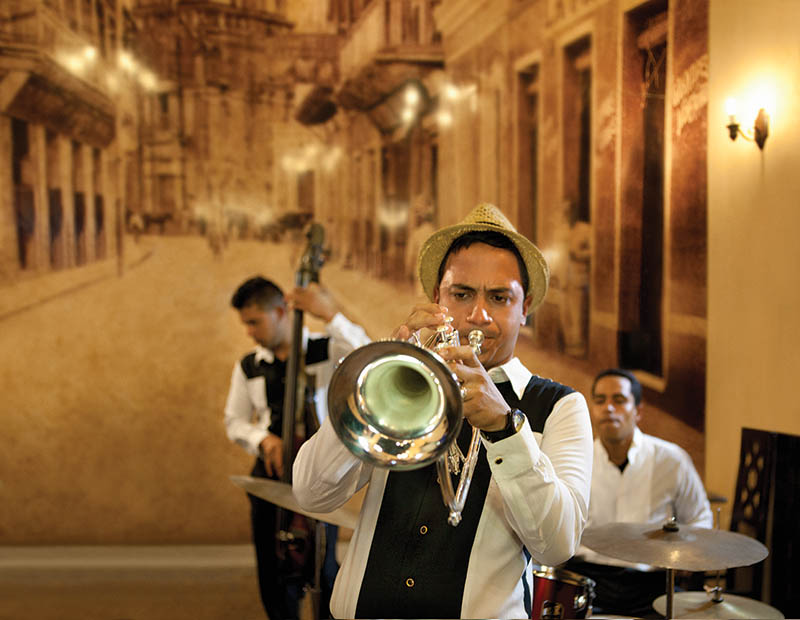 Jazz club_trumpet player_camaguey_lo